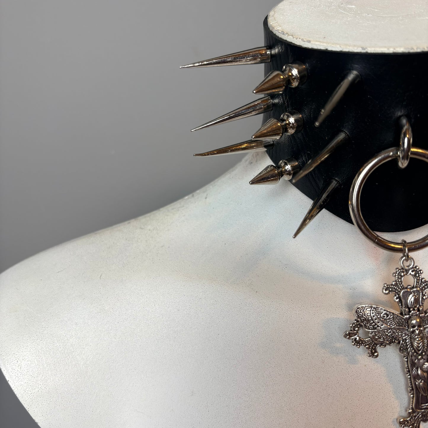 Chocker ampio con falena e croce