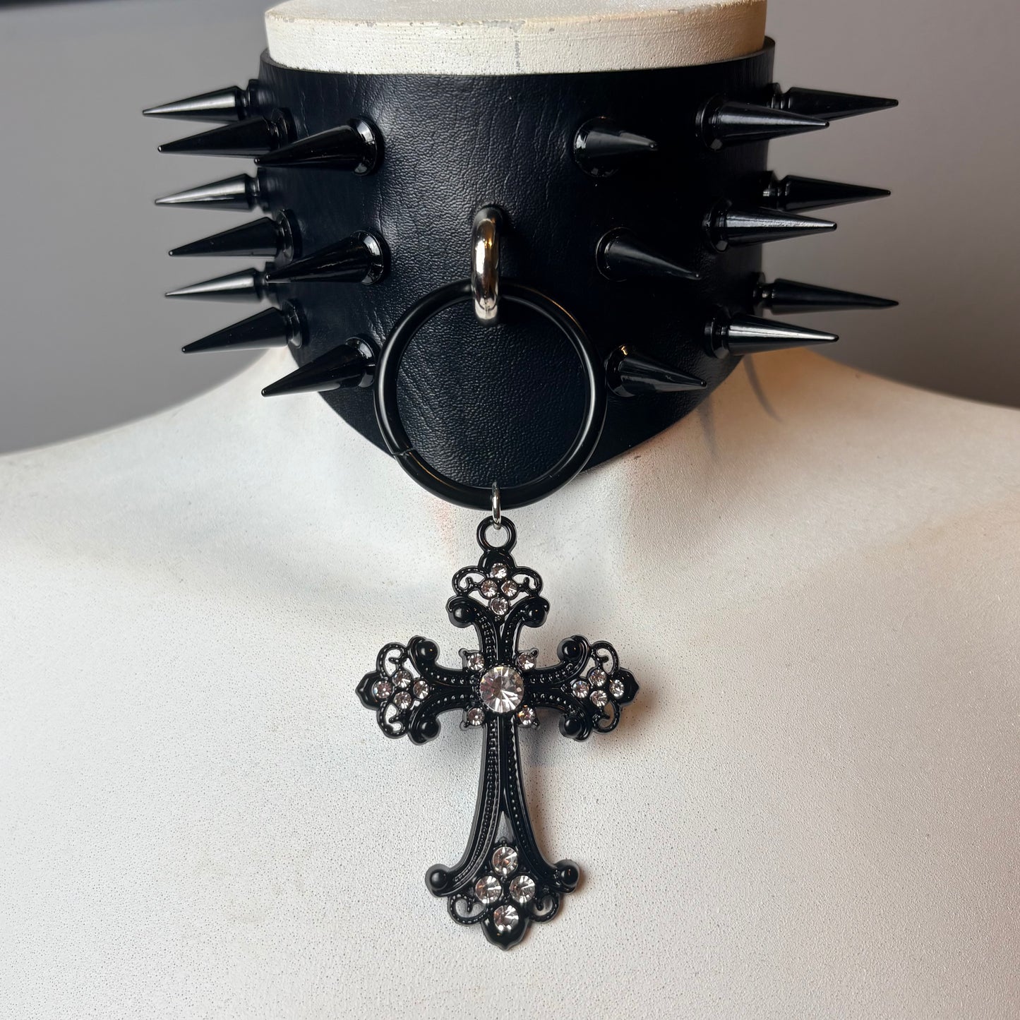Chocker largo con borchie croce e cerchio
