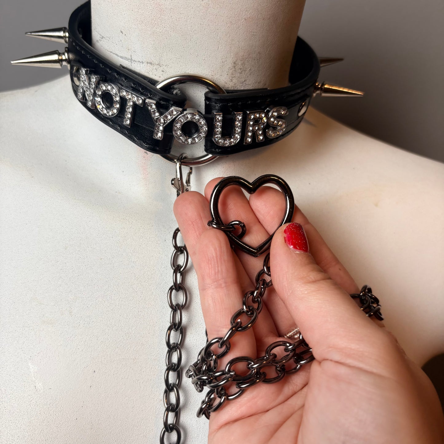 Chocker con scritta “not yours” + guinzaglio con cuore nero