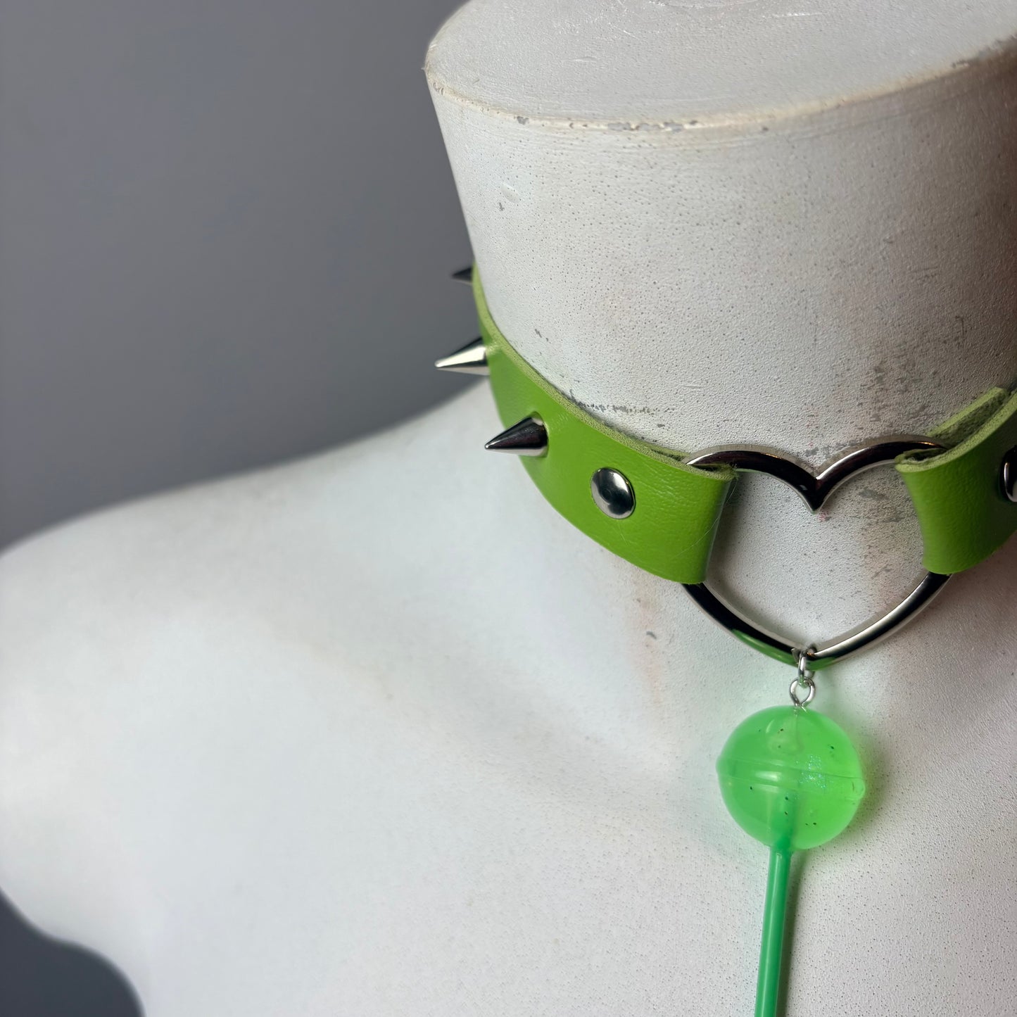 Chocker con cuore e lollypop