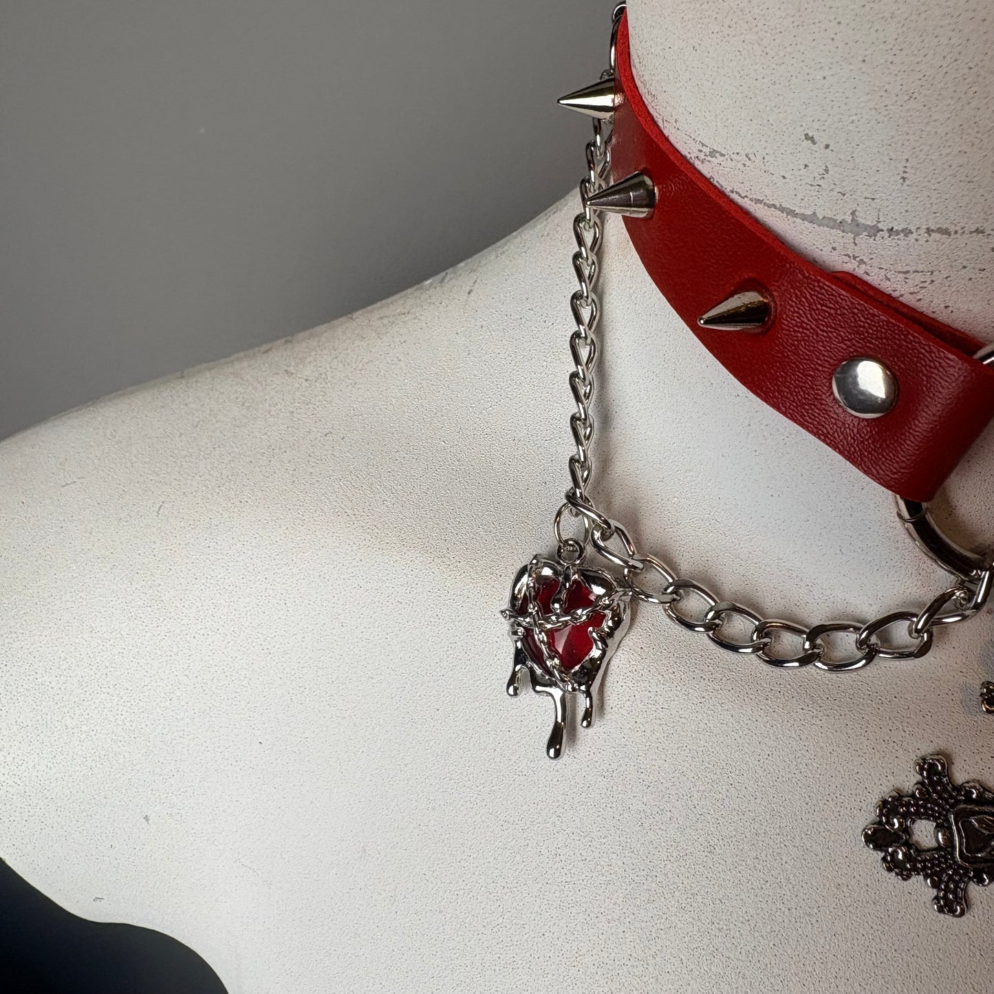 Chocker con croce e cuori
