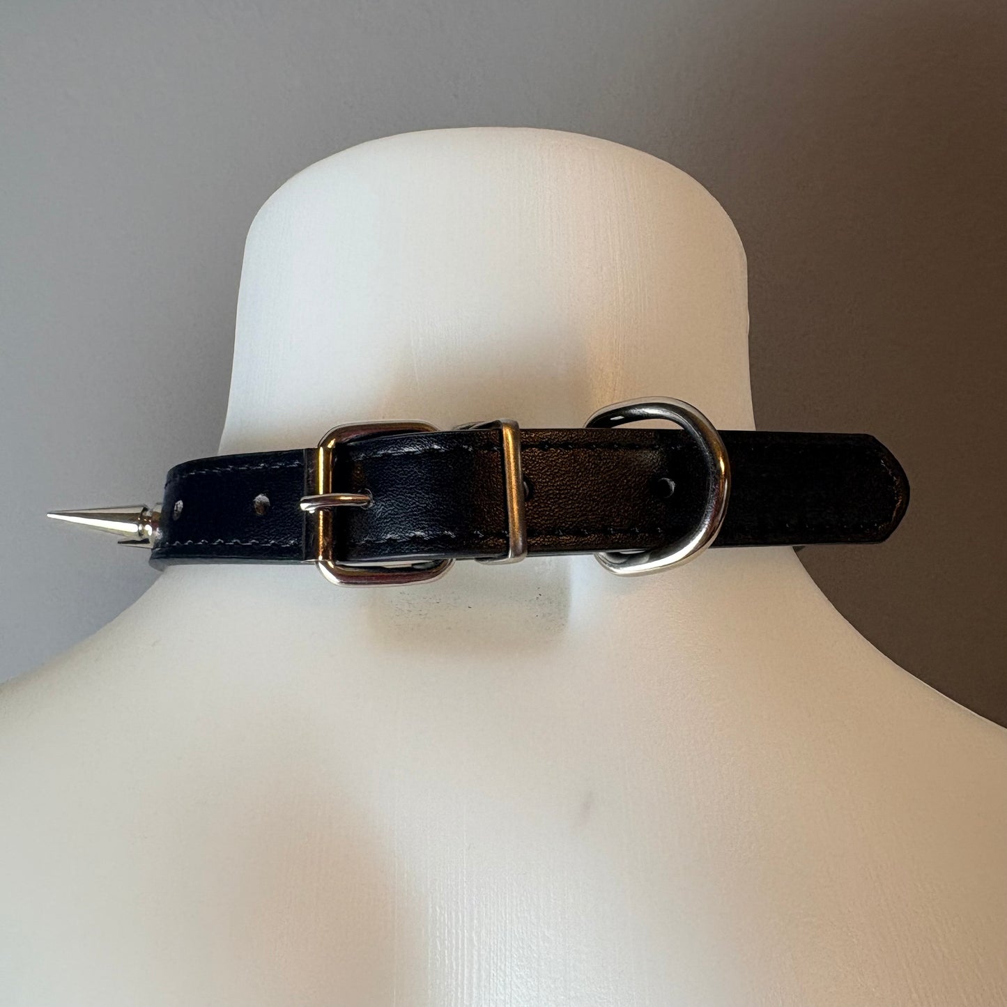 Chocker nero con scritta “owned”