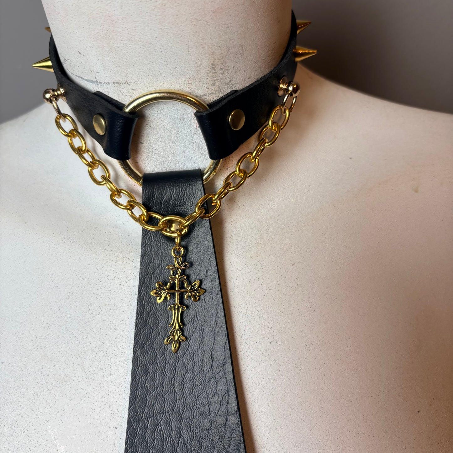 Chocker a cravatta con croce oro