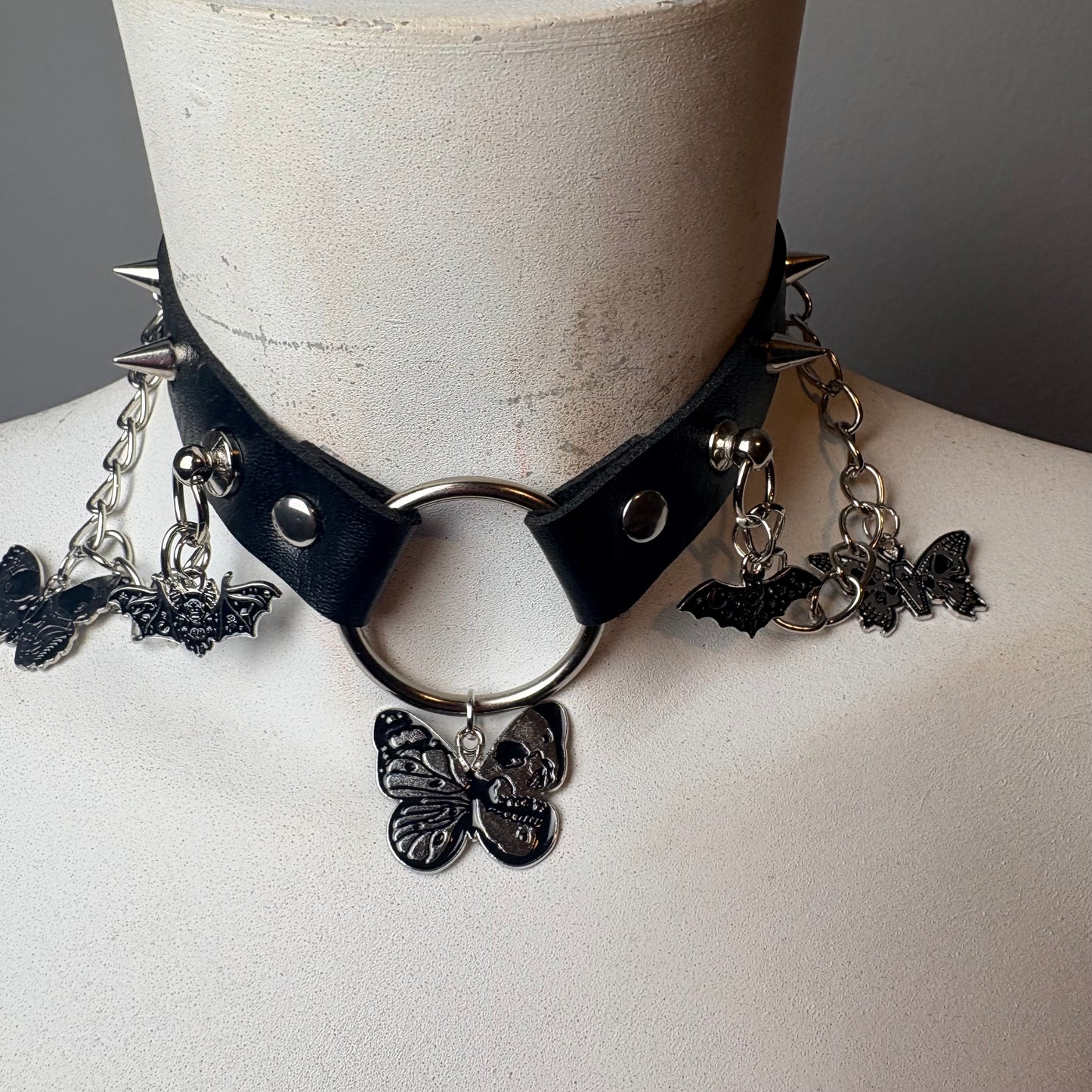 Chocker nero con ciondolo witchy
