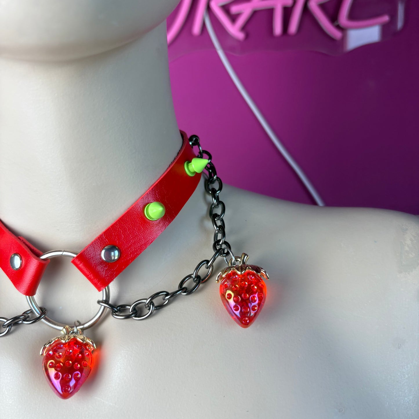 Chocker rosso con fragole rosse