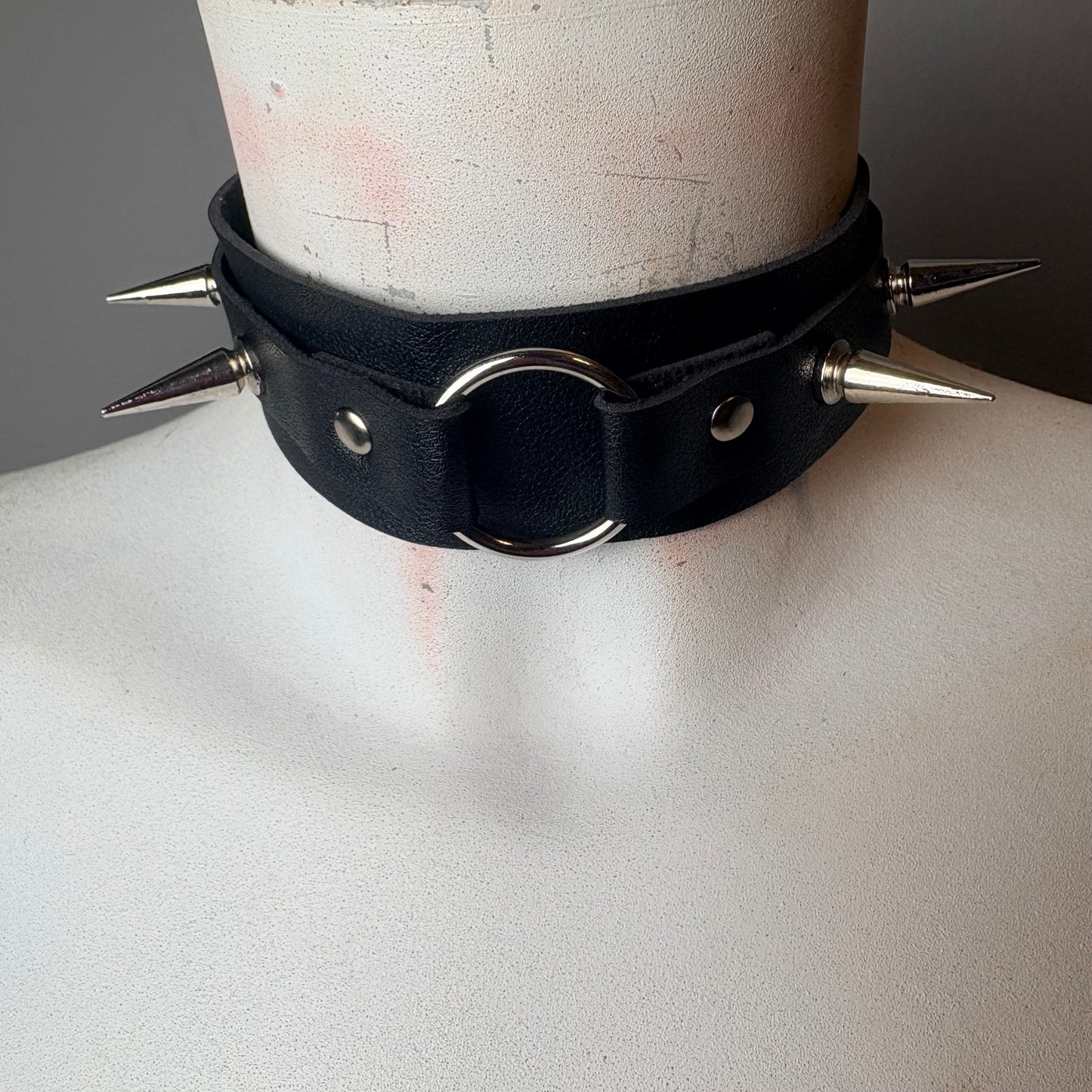 Collana nera con borchie