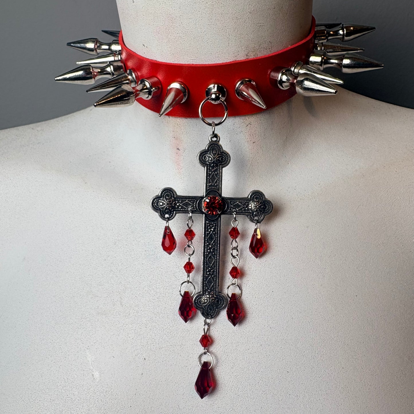 Chocker elegante rosso con croce