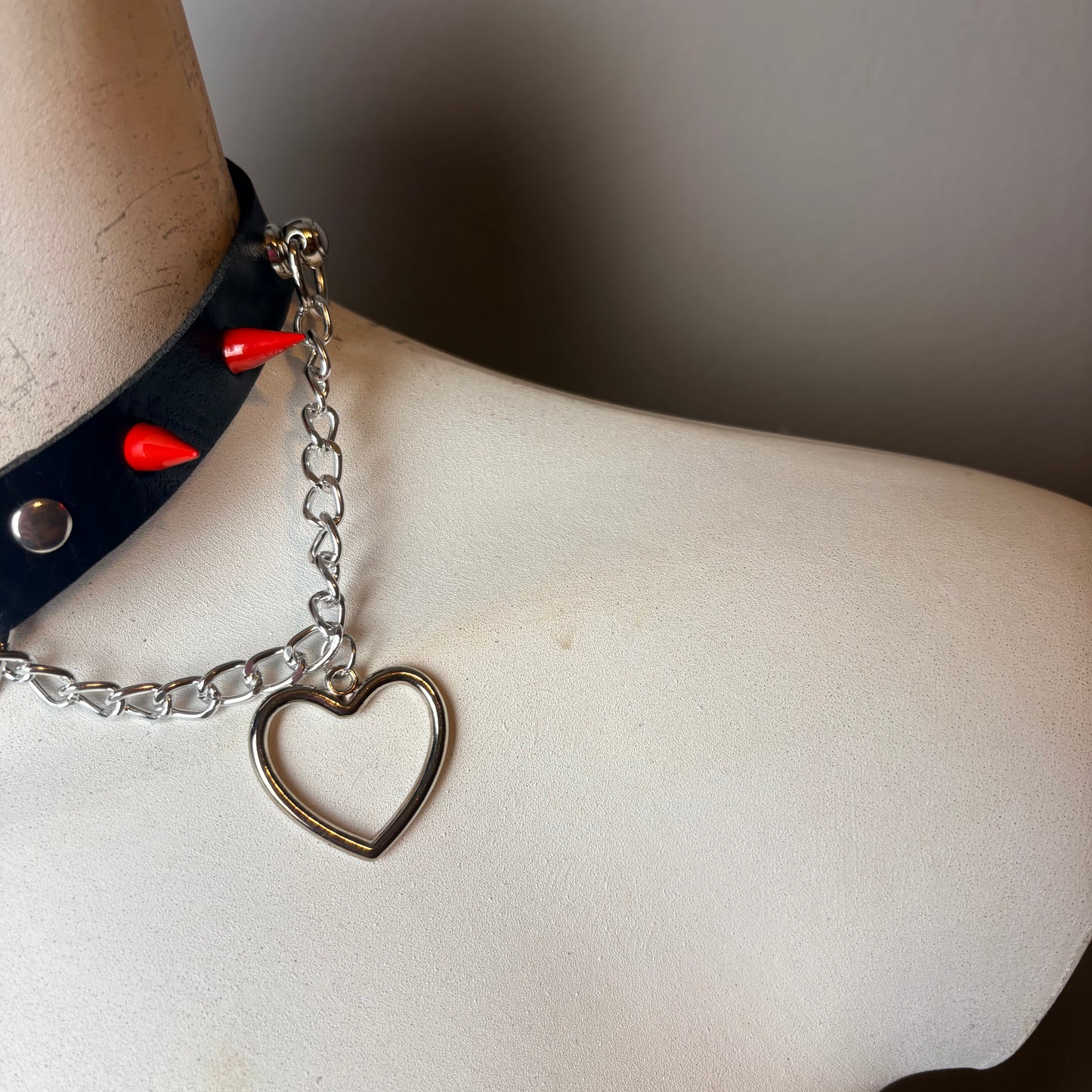 Chocker nero con cuori