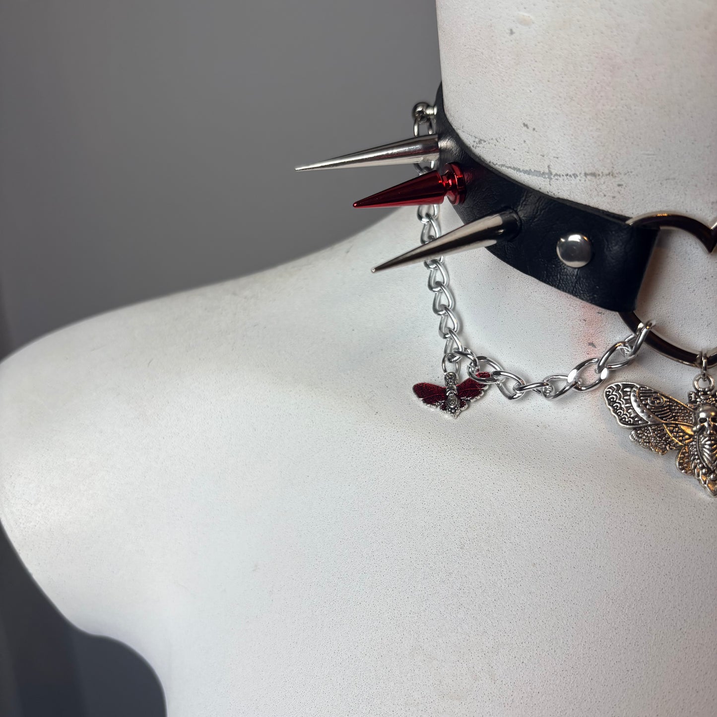 Chocker con catene e ciondoli