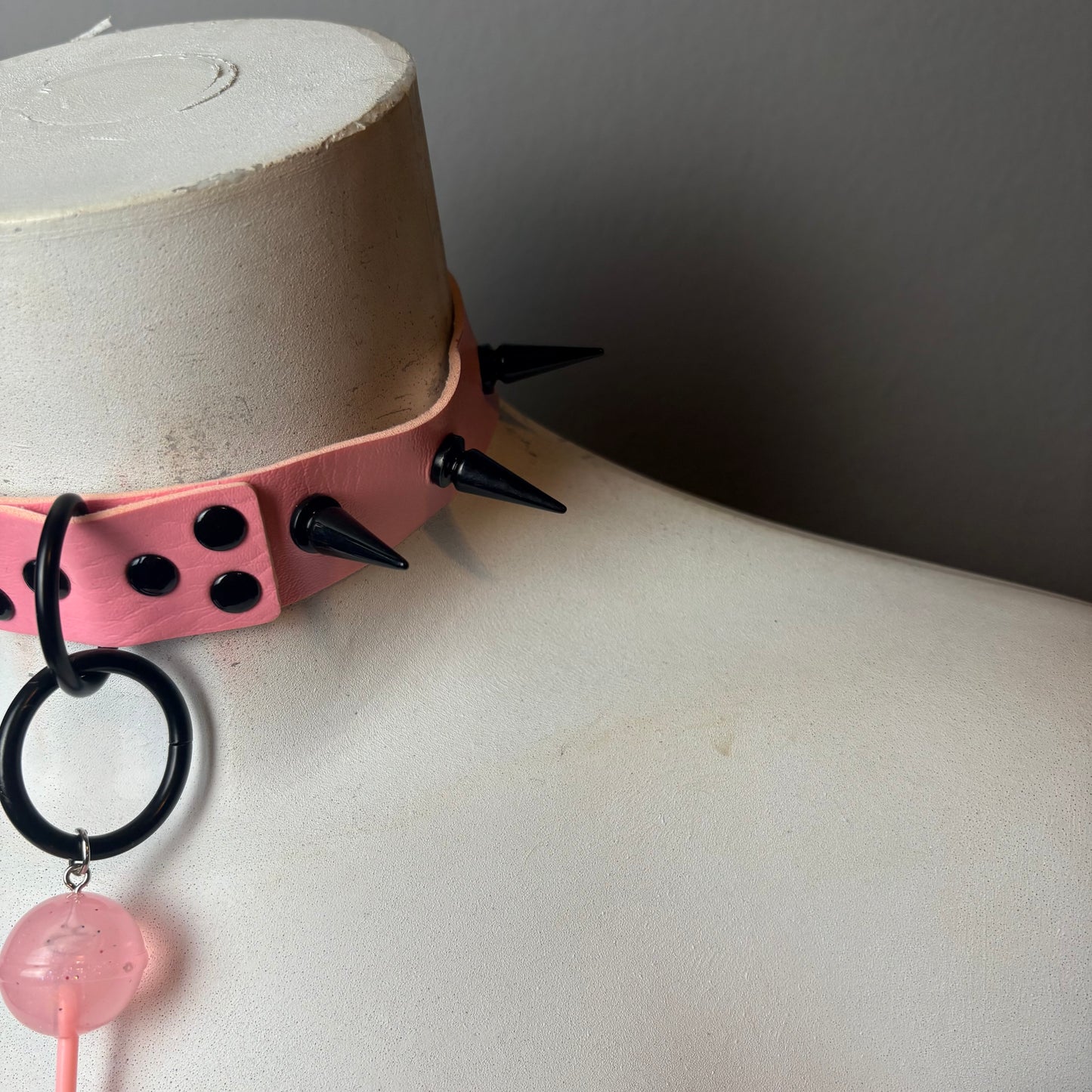 Chocker rosa con borchie lunghe nere