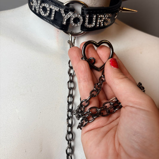Chocker con scritta “not yours” + guinzaglio con cuore nero