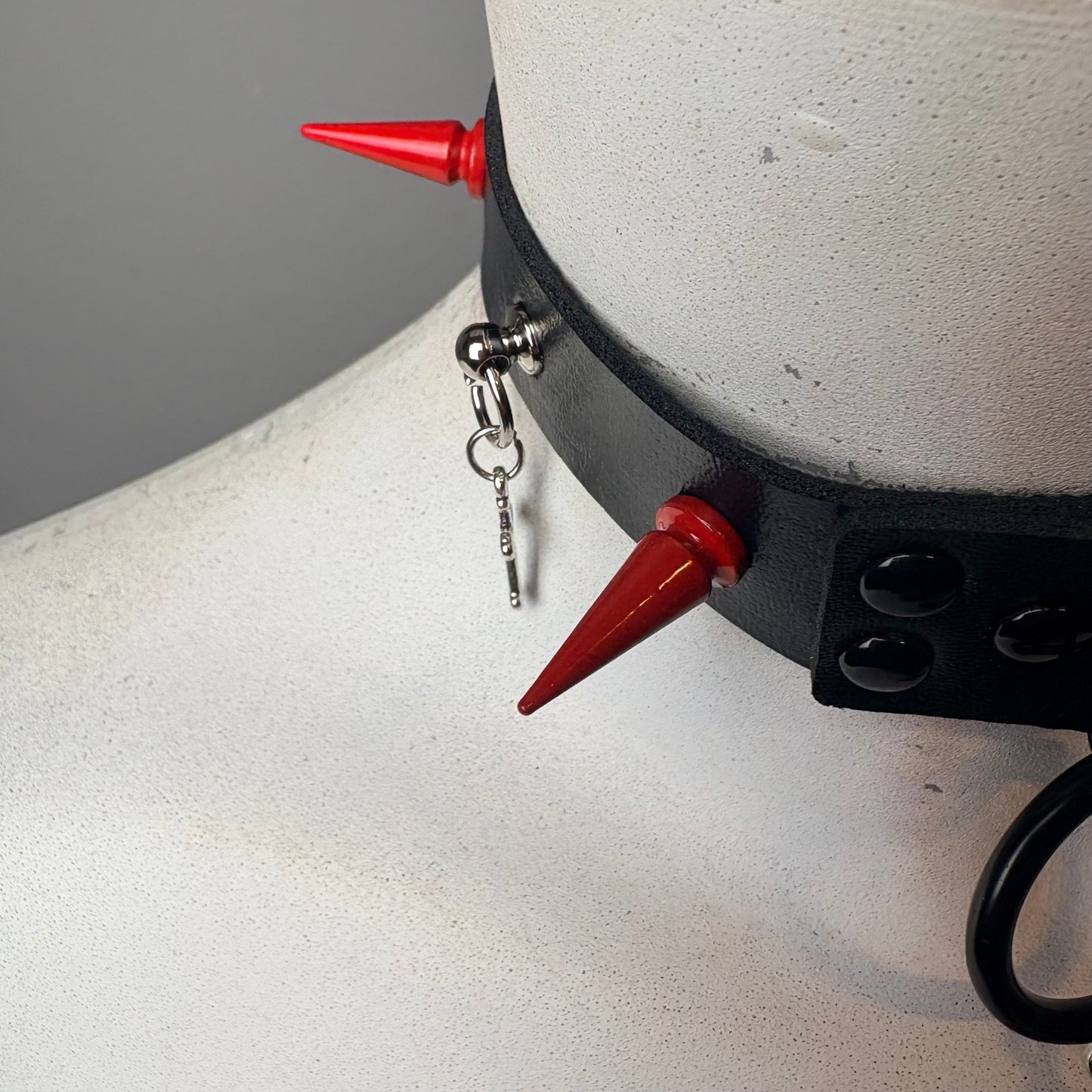 Chocker nero con cuore rosso