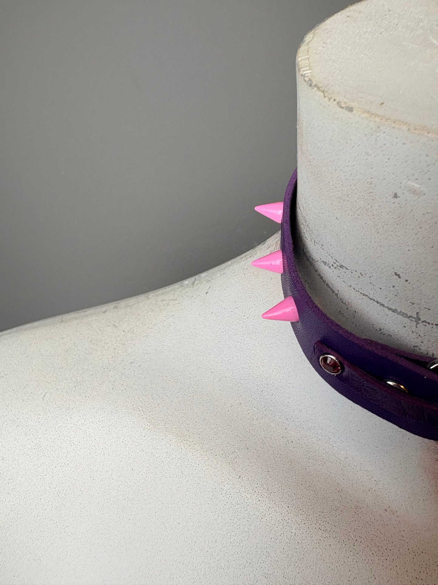 Chocker viola con scritta “fury”