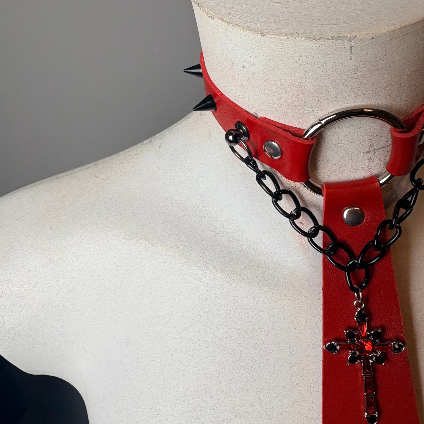 Cravatta rossa con croce e catene