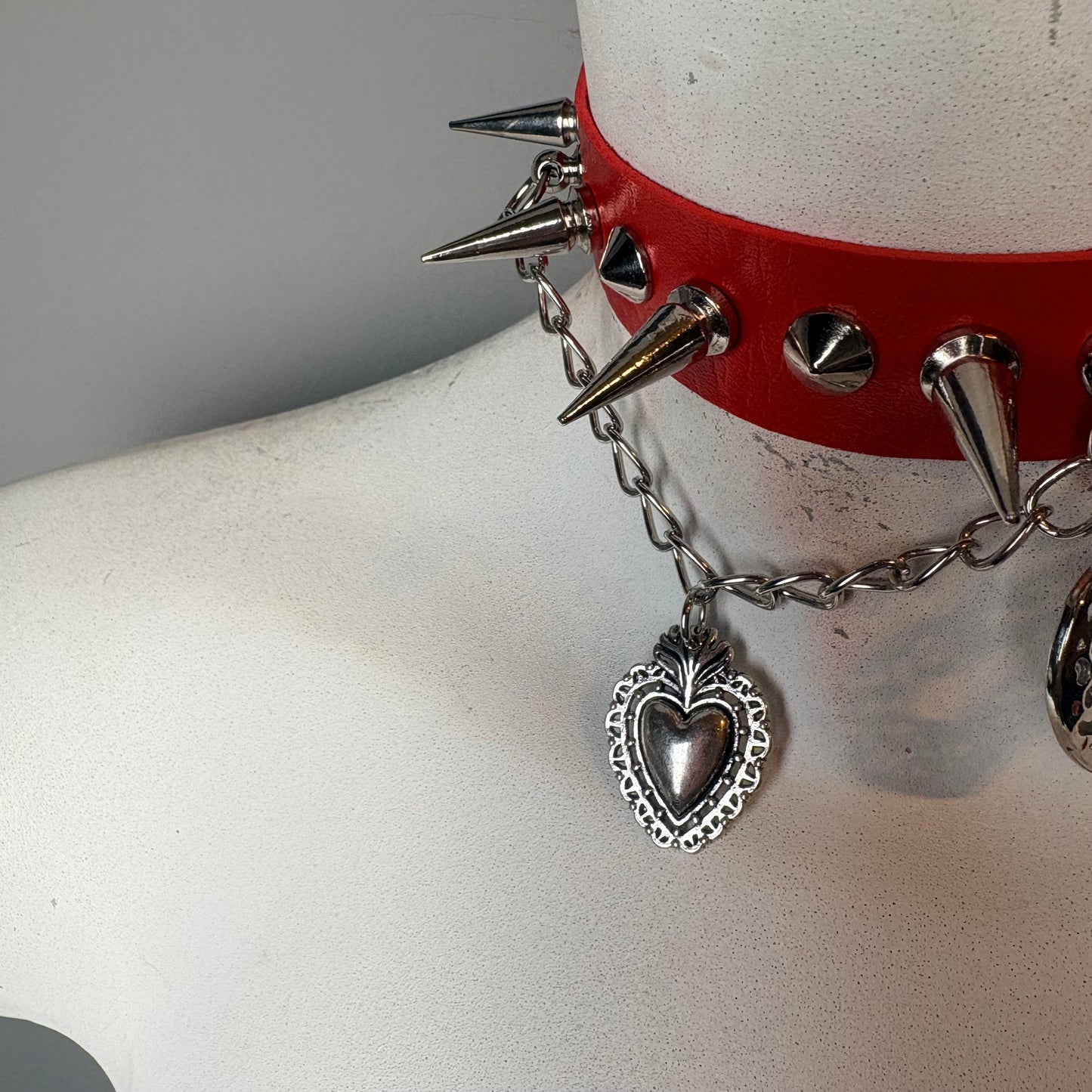Chocker rosso con ciondoli di cuore