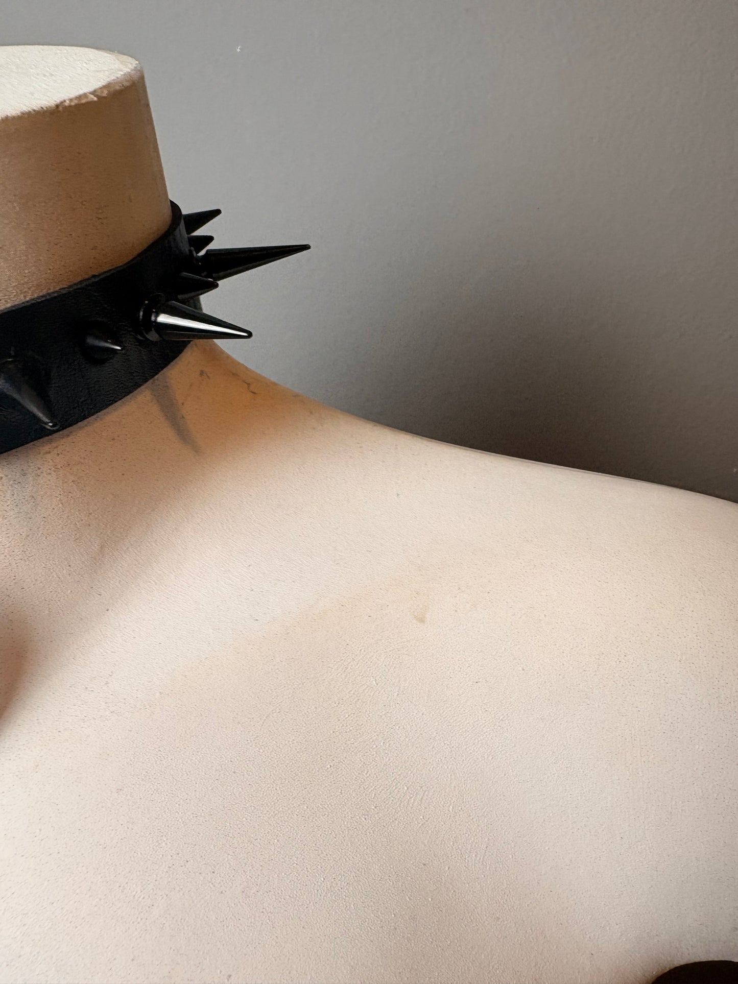 Chocker total black con ciondolo