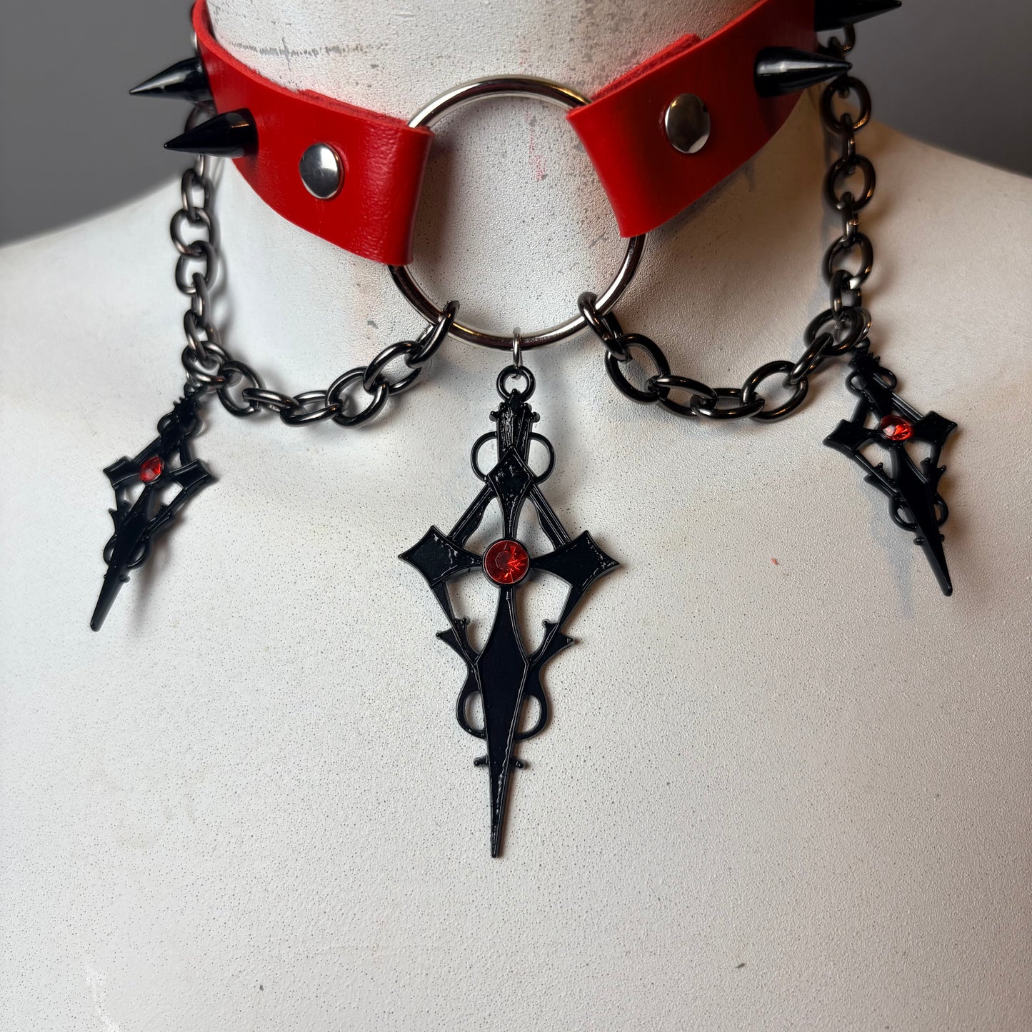 Chocker rosso con ciondoli pendenti di 2 misure e catene