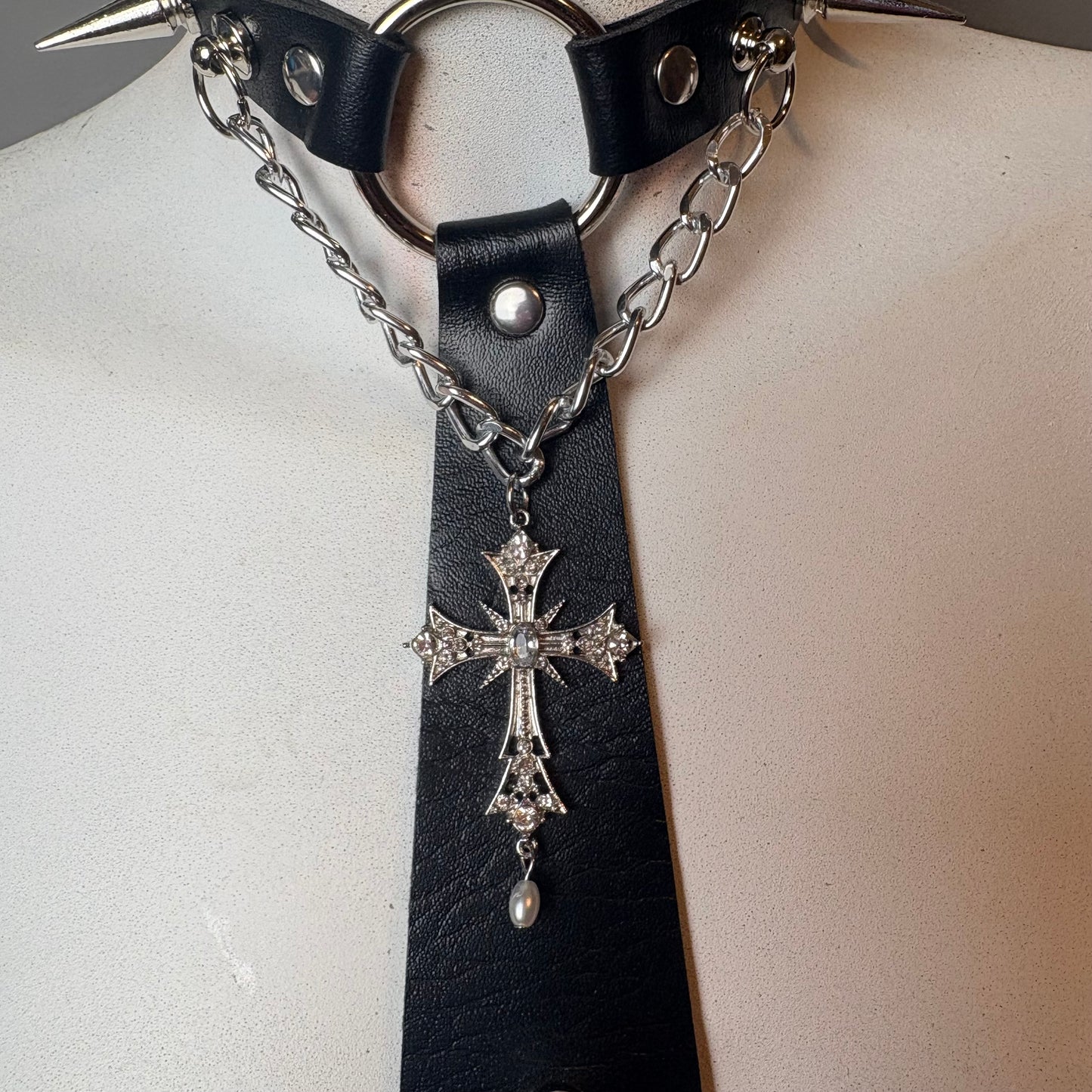 Chocker a forma di cravatta con croce