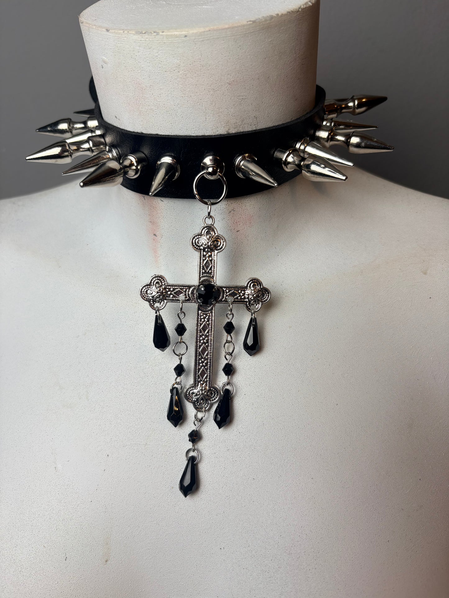 Chocker elegante con croce