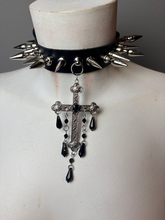 Chocker elegante con croce