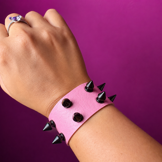 Braccialetto rosa con borchie