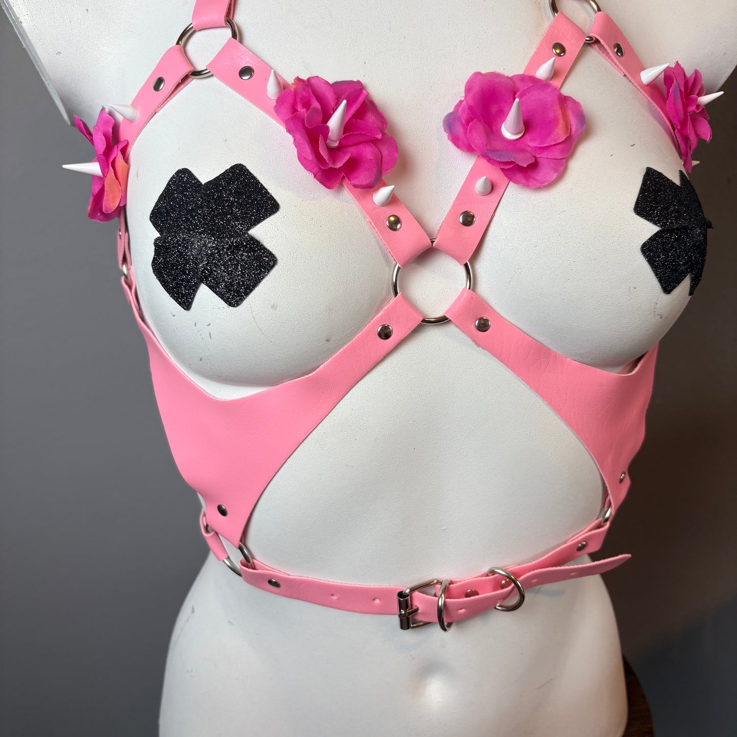 Harness rosa con fiori rosa