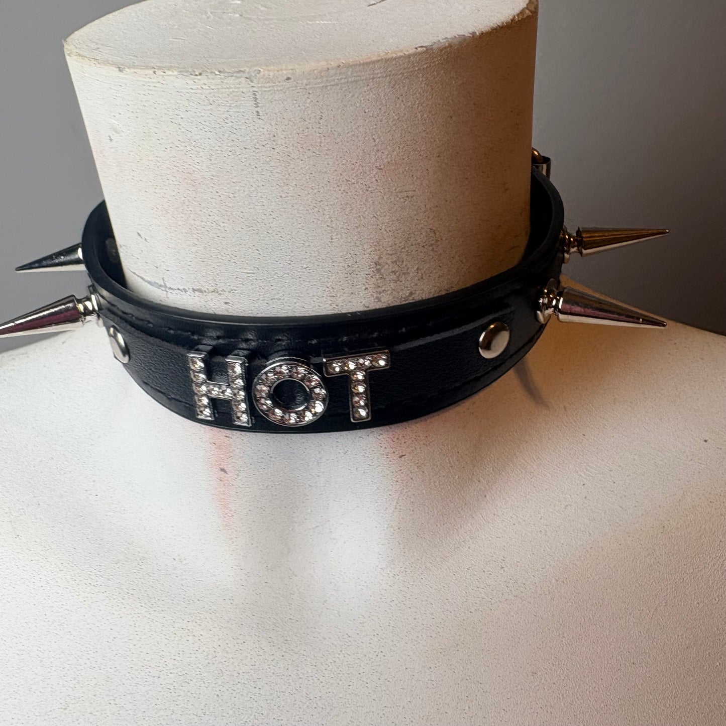 Chocker nero con scritta “hot”