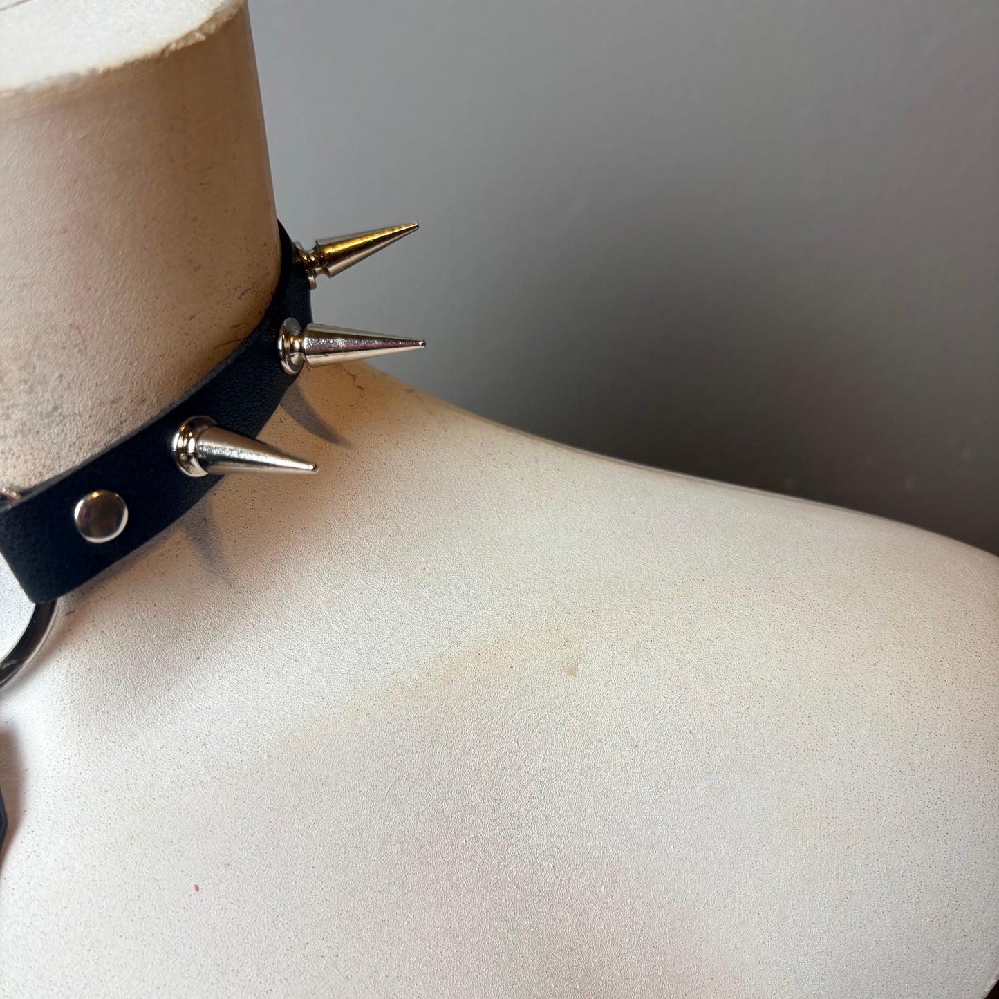 Chocker nero con borchie argento