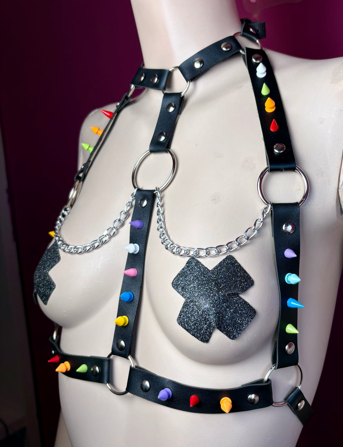 Harness nero con borchie arcobaleno