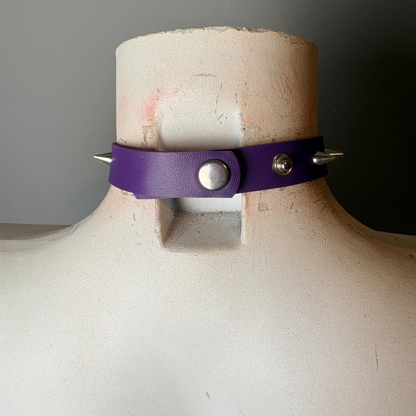 Chocker viola con ciondolo di pentacolo