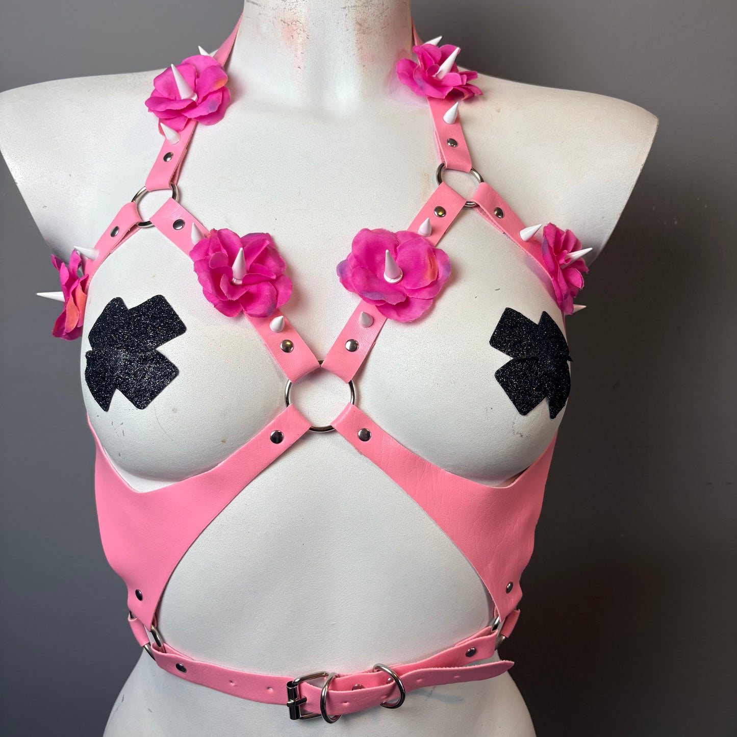 Harness rosa con fiori rosa