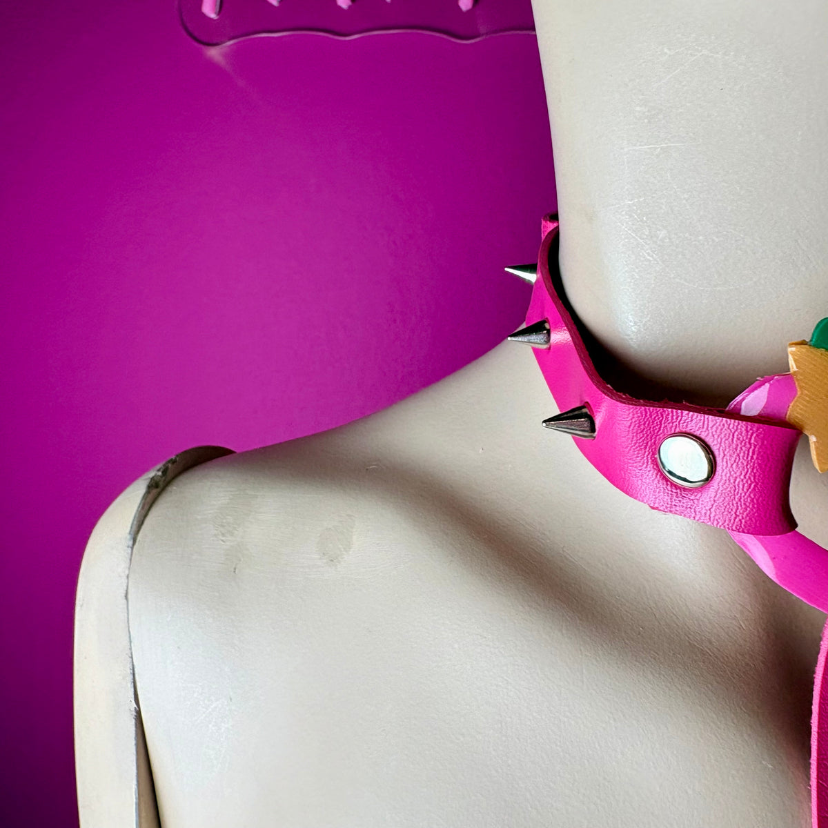 Collana fucsia a cravatta Mew Mew
