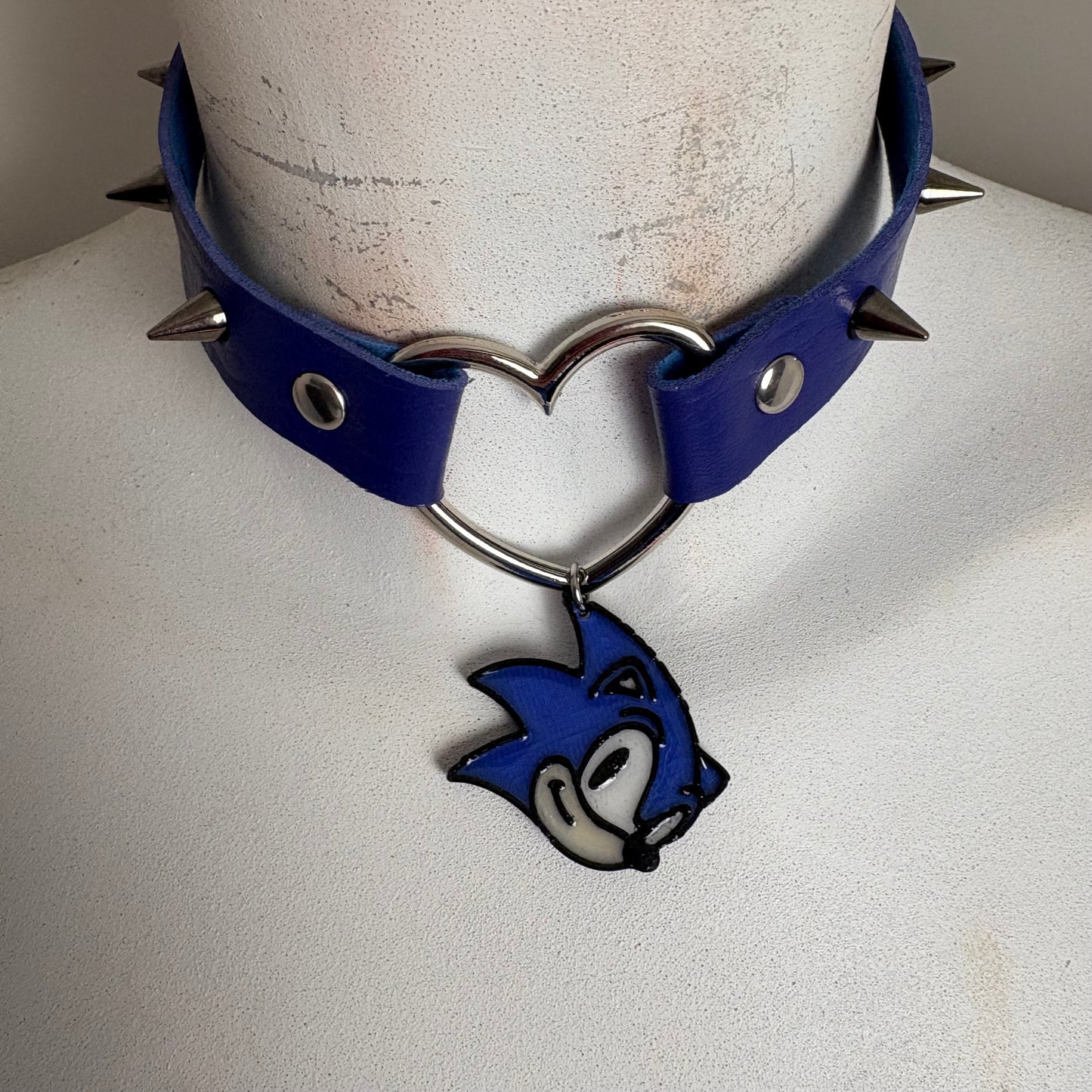 Chocker blu con ciondolo di Sonic