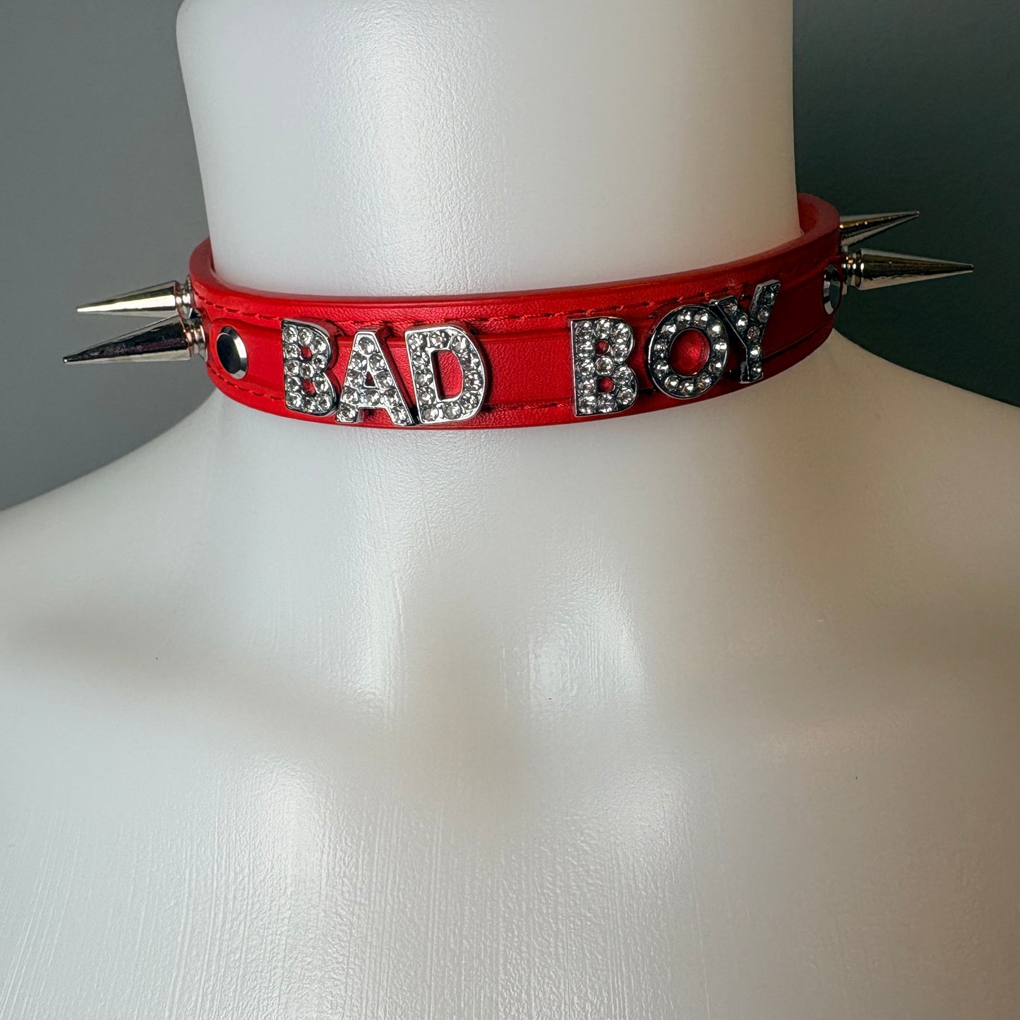 Chocker rosso con scritta “Bad Boy”