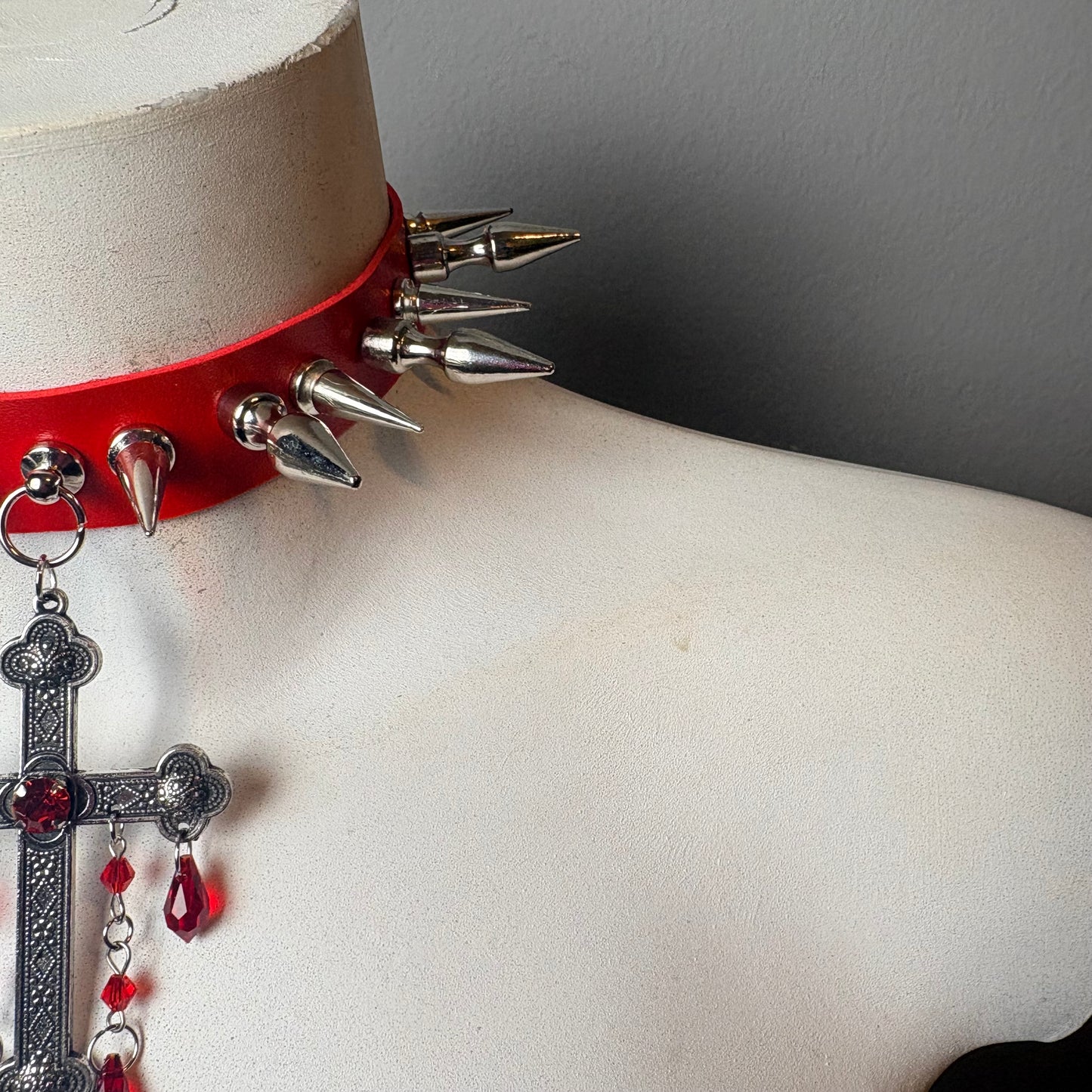 Chocker elegante rosso con croce