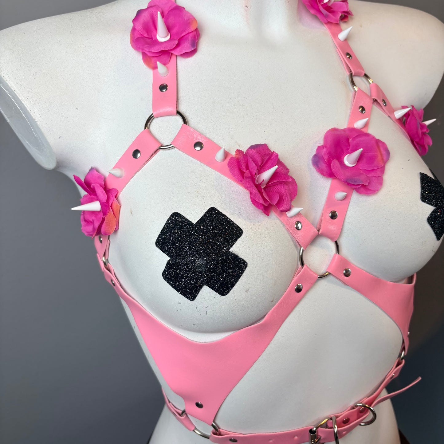 Harness rosa con fiori rosa