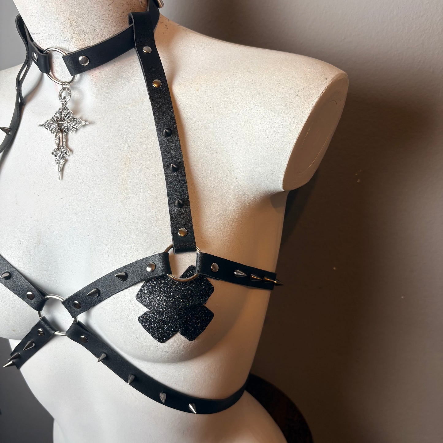 Harness nero con croce