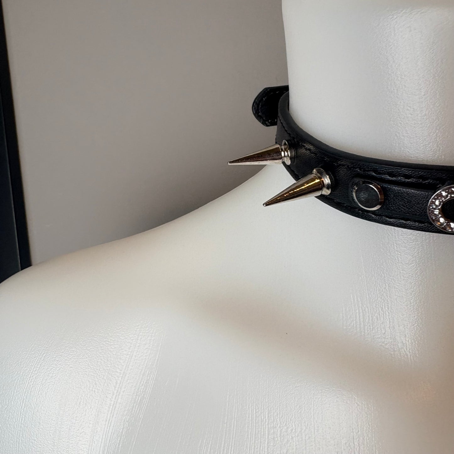 Chocker nero con scritta “owned”