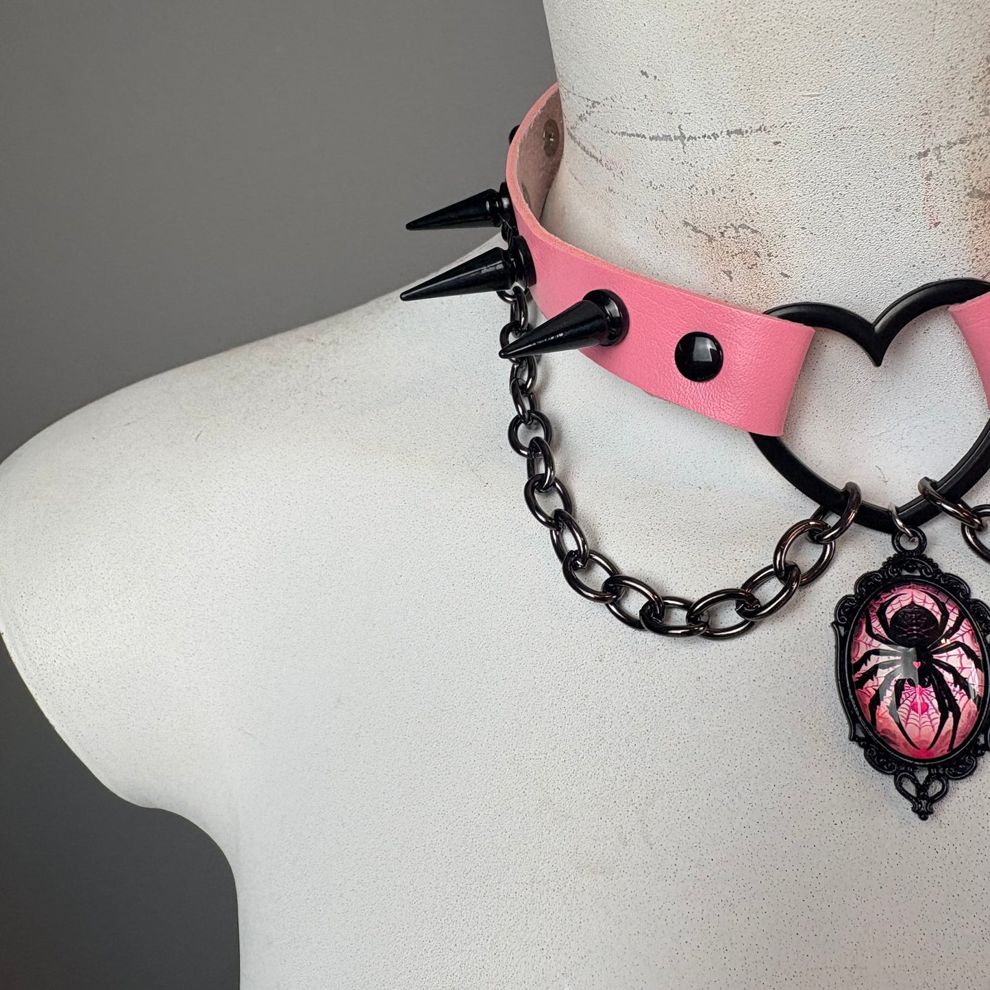 Chocker rosa con catene nere