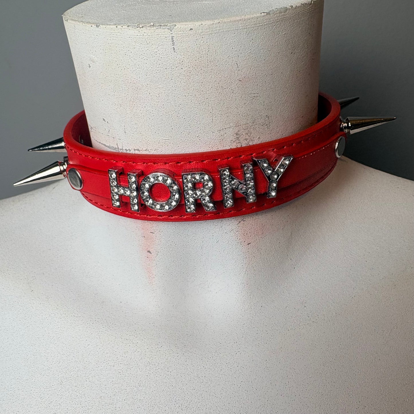 Chocker rosso con scritta “Horny”