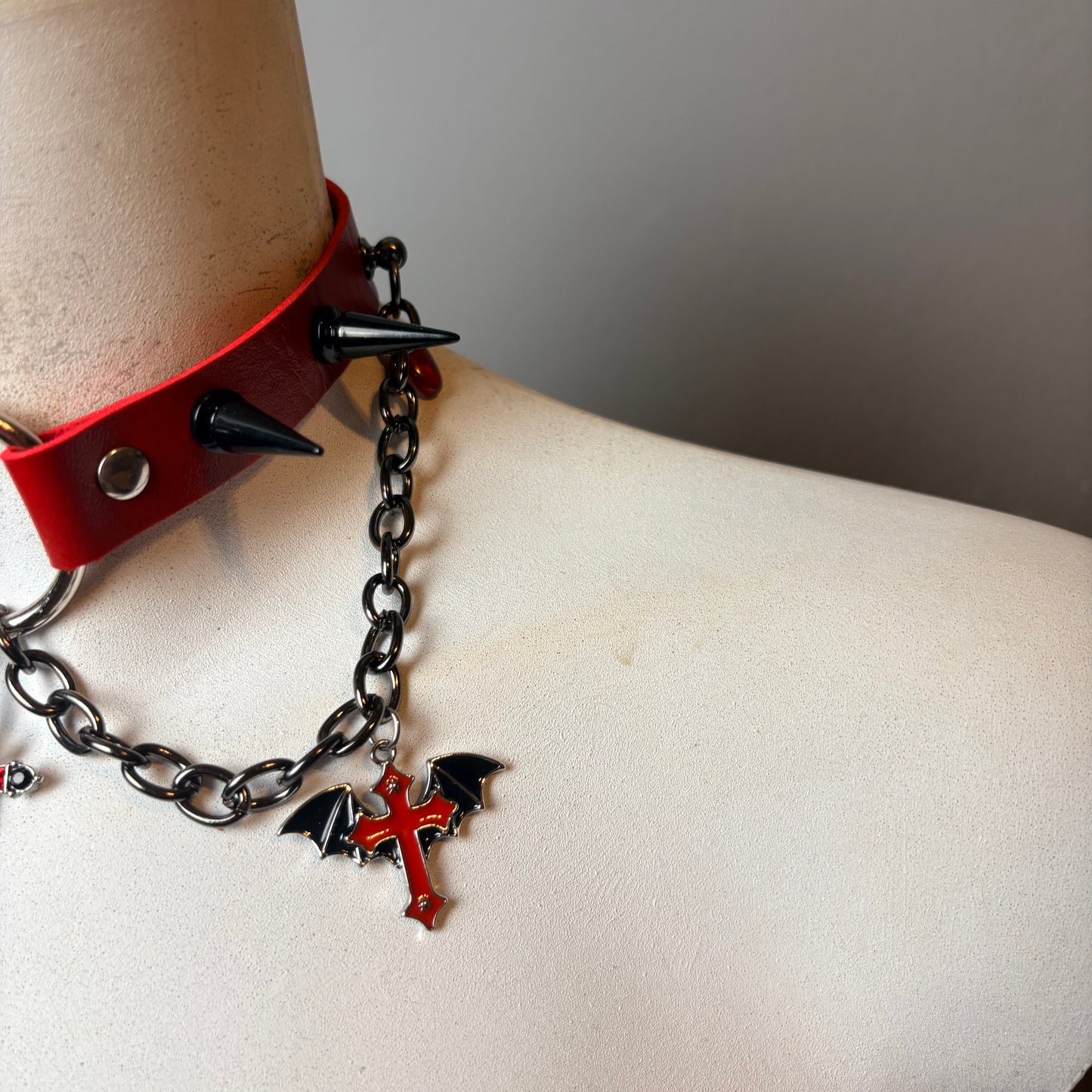 Chocker rosso e ciondoli
