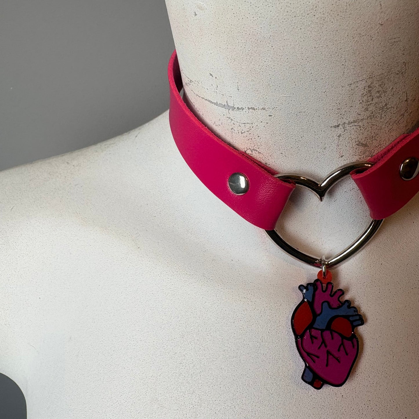 Chocker con cuore anatomico