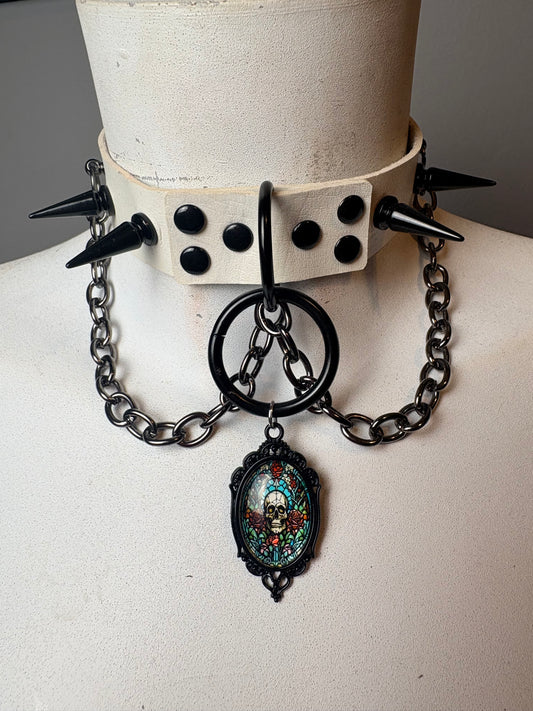 Chocker bianco con catene e pietra