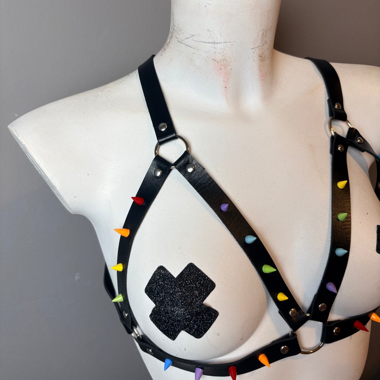 Harness nero con borchie colorate