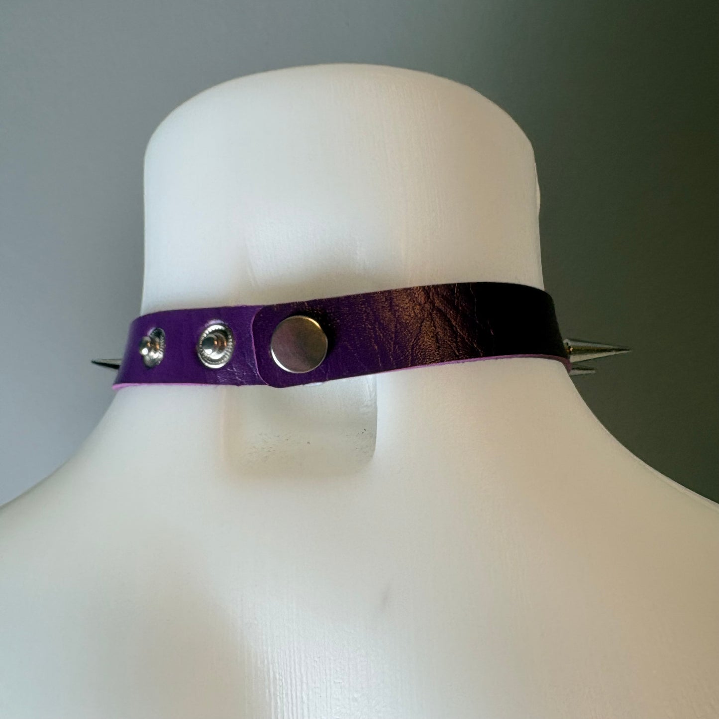Chocker viola con scritta “Alt Girl”