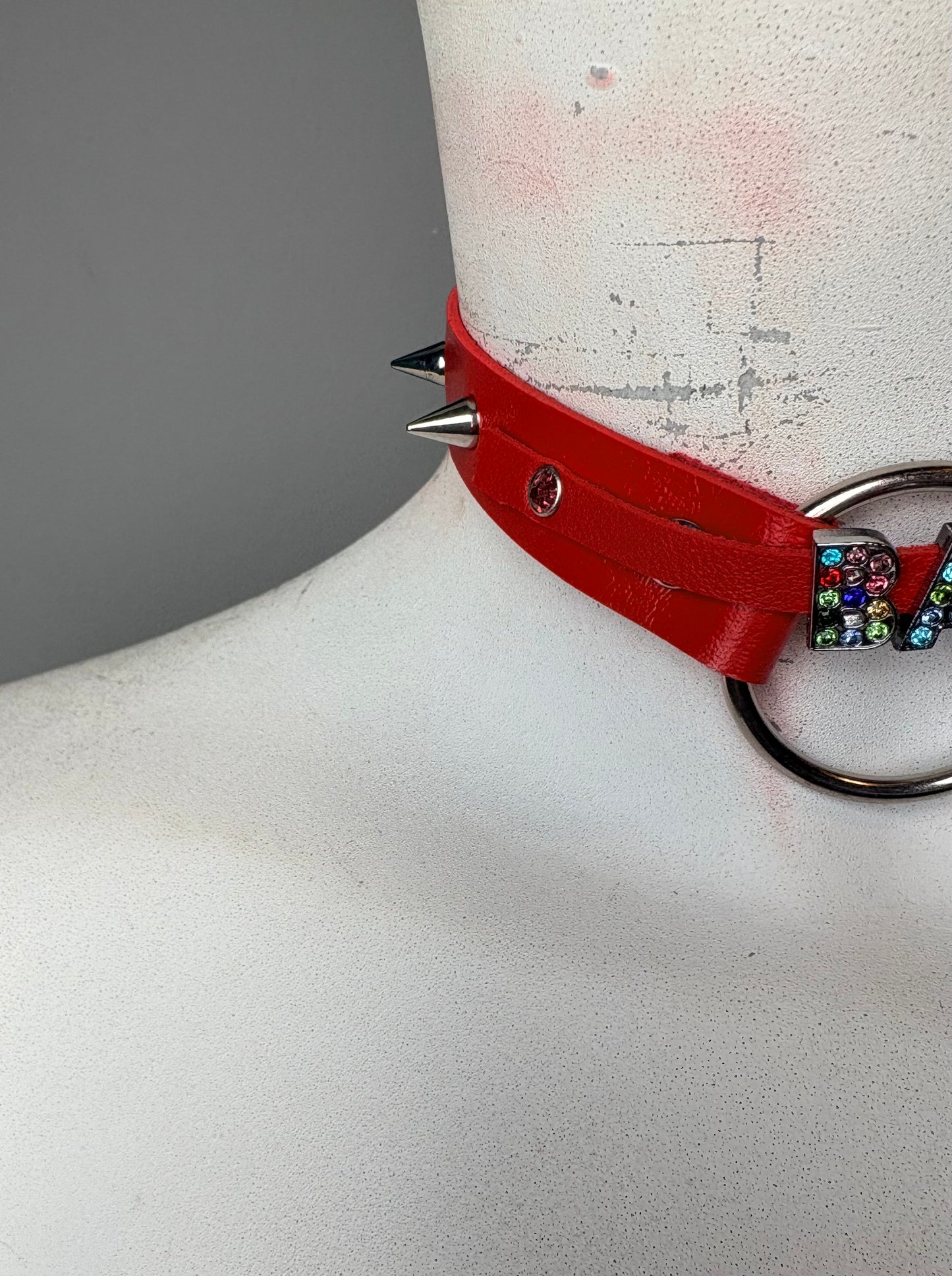 Chocker rosso con scritta “baby”