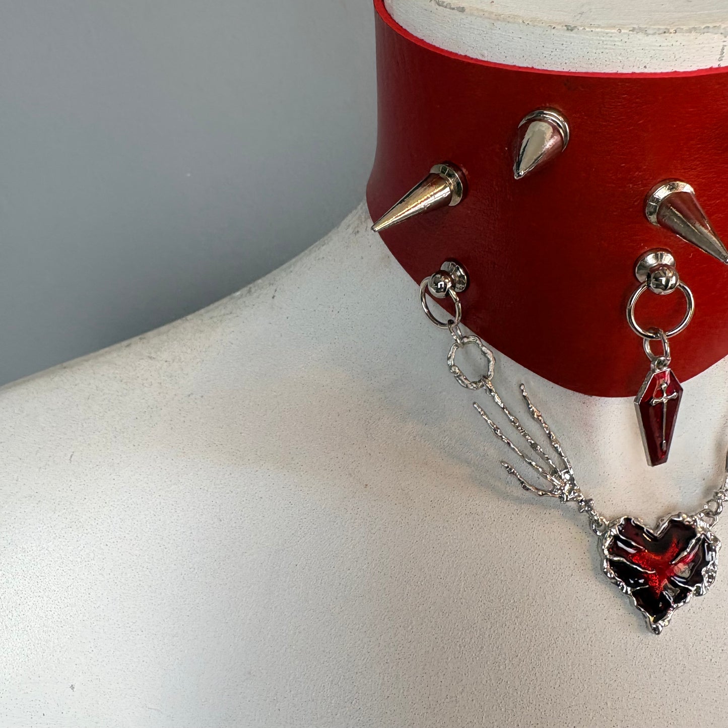 Chocker rosso ampio con cuore e catene