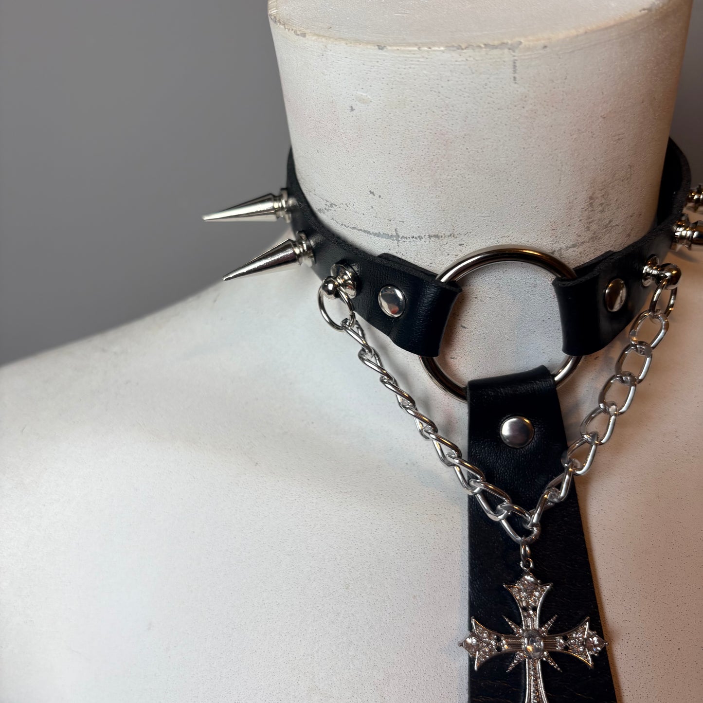 Chocker a forma di cravatta con croce