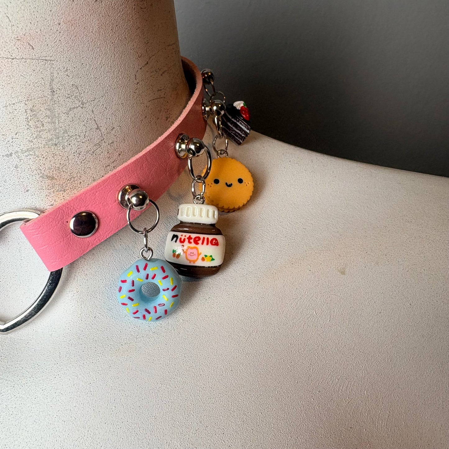 Chocker rosa con ciondoli