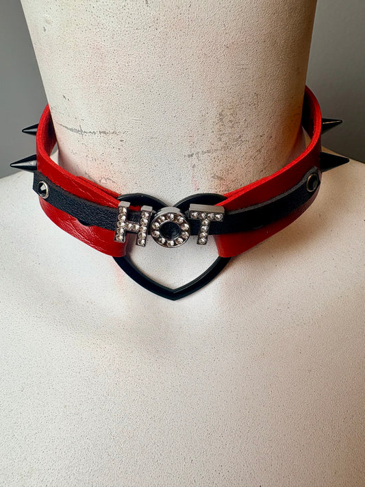 Chocker rosso con scritta “hot”